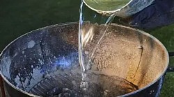 Cleaning a charcoal braai