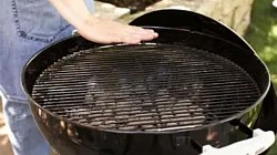 How do I control the heat on a charcoal braai